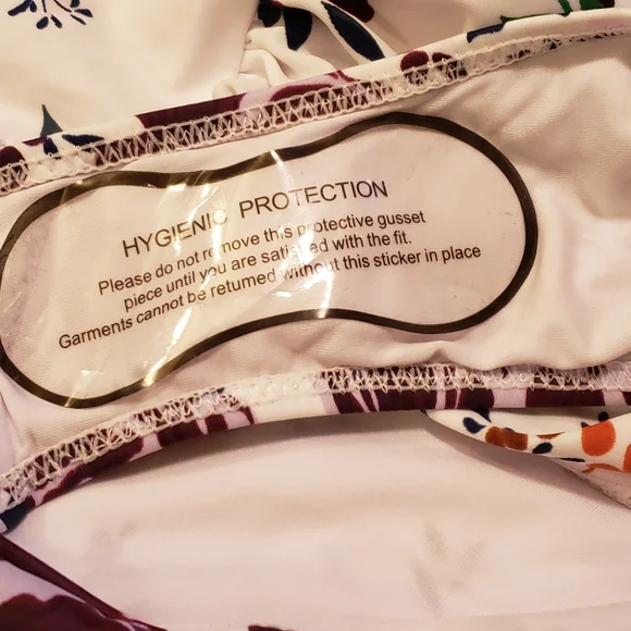 Cupshe NWT Rose Garden Wrap one Piece Swimsuit Sz M - Picture 4 of 4